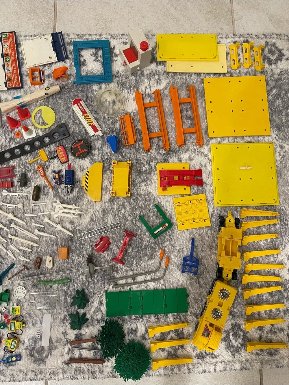 Vintage Mixed Kids Building Blocks Set in Yellow, Gray, Green & Red, Majokits Ex
